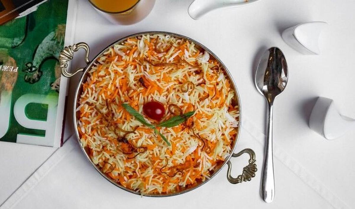 1. Nasi Biryani: Kelezatan Rempah India dalam Setiap Gigitannya