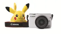 Kemasan khusus Canon EOS M10 yang kini dibanderol bersama boneka Pikachu