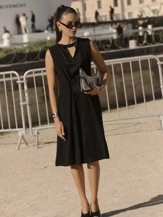 <p>Ia juga bergaya klasik dengan siluet cantik dress midi disertai aksen leher yang memikat. [Foto: Instagram/ Alyssa Daguise ]</p>
