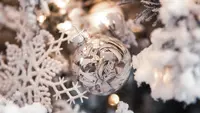 Ilustrasi Natal, dekorasi, hiasan Natal, musik. (Photo by Ryan Johns on Unsplash)