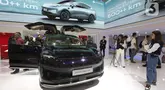 Sejumlah awak media dan pembuat konten melihat mobil listrik SUV HYPTEC HT di Gaikindo Indonesia International Auto Show (GIIAS) 2024 di ICE BSD, Kabupaten Tangerang, Rabu (17/7/2024).  (Liputan6.com/Angga Yuniar)