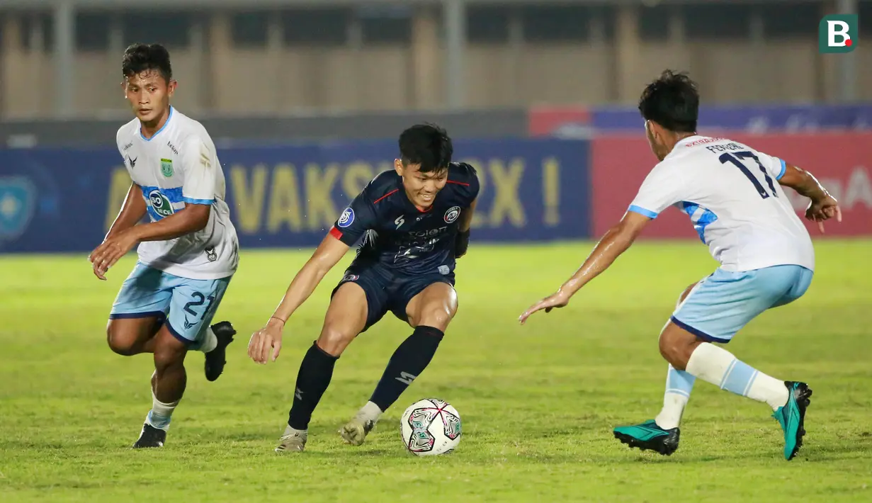 Pemain Arema FC, Feby Eka Putra (tengah) berusaha melewati pemain Persela Lamongan dalam laga pekan ke-6 BRI Liga 1 2021/2022 di Stadion Madya, Jakarta, Minggu (3/9/2021). (Bola.com/M Iqbal Ichsan)