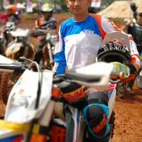 Setelah gugatan sang istri dibatalkan, beberapa saat kemudian, Ibnu Jamil diam-diam melayangkan permohonan talak (cerai). Ibnu mendaftarkan permohonan talak di PA Jaksel diwakili kuasa hukumnya pada 4 Agustus 2017 silam. (Instagram/ibnujamilo)