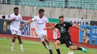 Pemain Persebaya Surabaya, Ze Valente (kanan) mencoba lepas dari pengawalan dua pemain PSM Makassar dalam lanjutan&nbsp;BRI Liga 1 2022/23 yang berlangsung di Stadion Gelora Joko Samudro, Gresik, Jum'at (24/2/2023) petang WIB. (Bola.com/Wahyu Pratama)