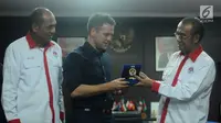 Mantan pemain tim nasional Inggris, Michael Owen (tengah) menerima suvenir dari Sesmenpora, Gatot S Dewa Broto (kanan) usai pertemuan di kantor Kemenpora, Jakarta, Senin (5/2). Pertemuan berlangsung terbuka. (Liputan6.com/Helmi Fithriansyah)