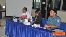 Citizen6, Tanjung Priok: Kadisku Kolinlamil Kolonel Laut (S) I.B. Rahyudo mengadakan mengadakan tatap muka dengan jajaran pejabat Bank BNI Tanjung Priok sebagai ajang silaturahmi sebagai pejabat baru, Minggu (20/5). (Pengirim: Kadispen Kolinlamil)
