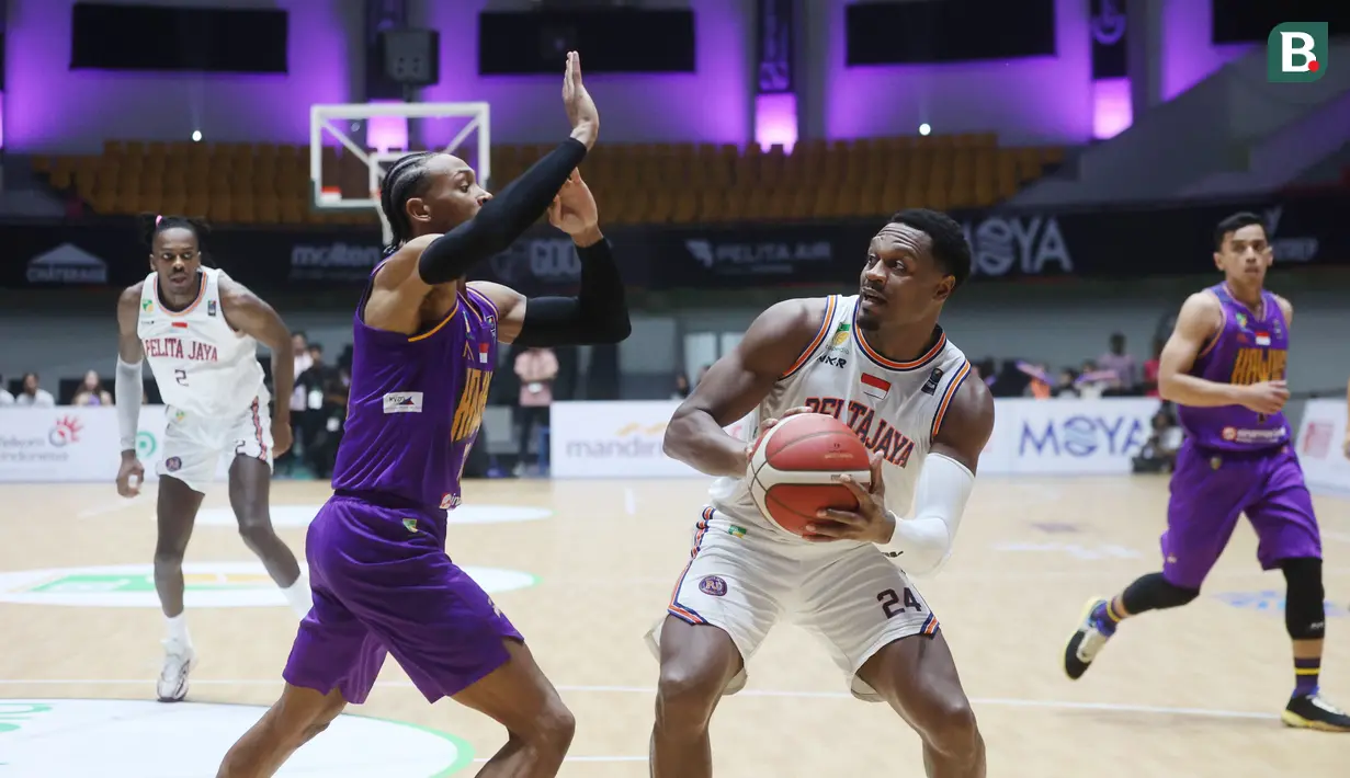 Pebasket Pelita Jaya, Justin Donta Brownlee, saat melawan Tangerang Hawks pada IBL 2024 di Indomilk Arena, Sabtu (25/5/2024). (Bola.com/M Iqbal Ichsan)