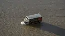 Sebuah truk terdampar di jalan yang banjir di Abbotsford, British Columbia, Kanada, Selasa (16/11/2021). Banjir juga telah menutup banyak jalan raya, termasuk semua rute utama ke Vancouver. (Jonathan Hayward/The Canadian Press via AP)