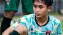 Kapten Korea-Korea Selecao, Indra Purnama saat melakukan laga uji coba melawan Akademi Sepak Bola Intinusa Olah Prima (ASIOP) di Lapangan Sutasoma, Halim, Jakarta Timur, Selasa (18/11/2024). (Bola.com/Bagaskara Lazuardi)