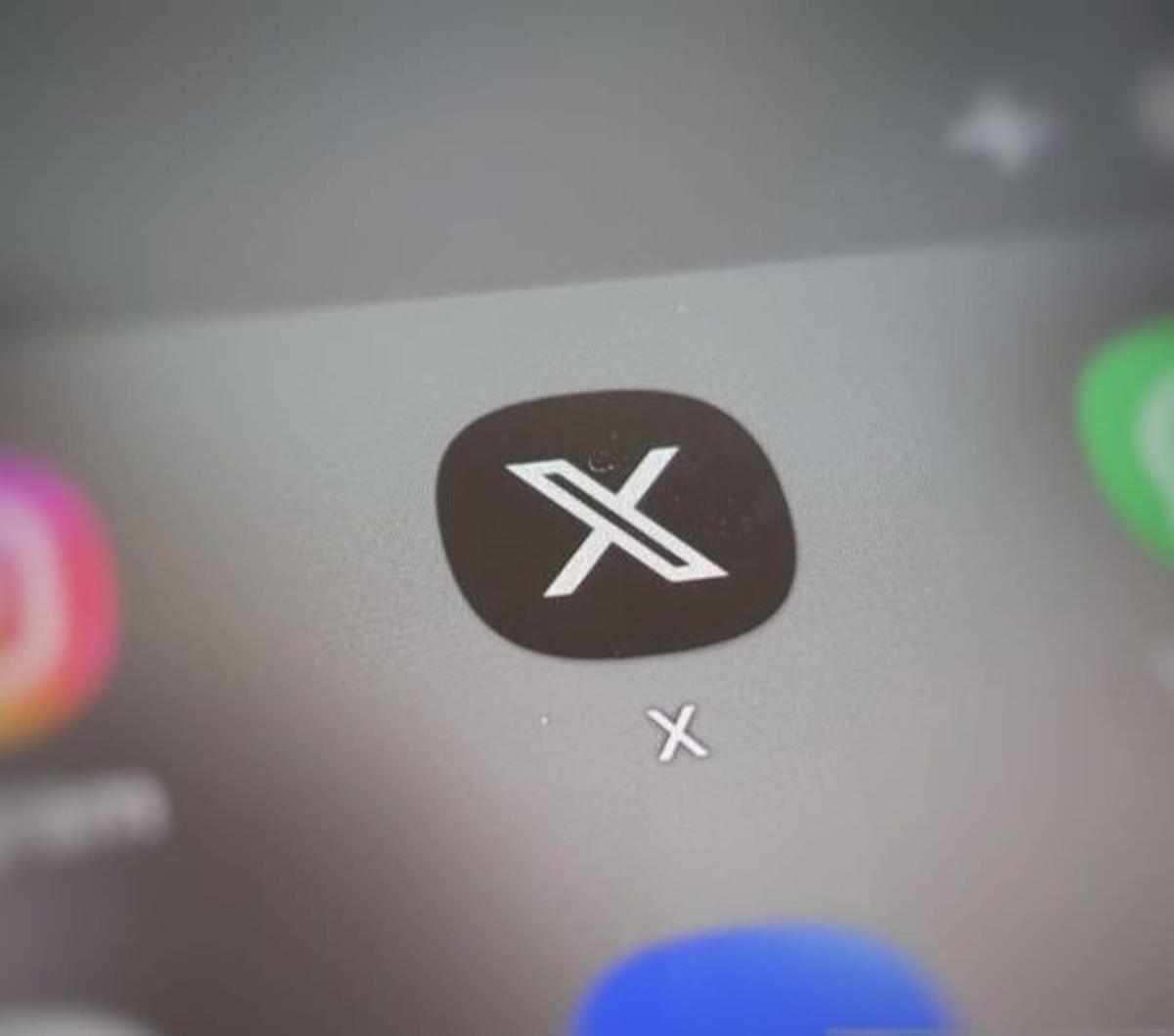 Dengan demikian, meski kini logo Twitter telah berubah menjadi "X" di App Store, namun nama platform yang ditunjukkan tetaplah Twitter.