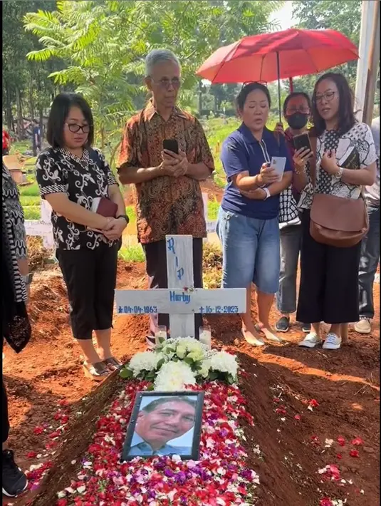 Aktor laga senior itu menghembuskan napas terakhirnya pada Sabtu (16/12/2023). Potret tempat peristirahatan terakhir aktor dan juga mantan atlet taekwondo. Sedangkan di atas pusara tampak potret Herby yang masih gagah. [TikTok/afdhalyusmann]