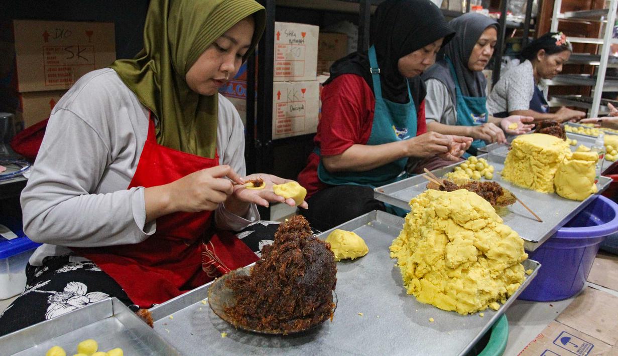 Harga jual kue-kue kering tersebut tergantung jenis dan jumlah serta besaran. Tampak dalam foto, pekerja memproduksi berbagai jenis kue kering di Botisha Cookes Kampung Nastar, Larangan, Tangerang, Banten, Kamis 12 Maret 2026. (merdeka.com/Arie Basuki)