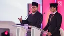 Capres dan Cawapres nomor urut 02 Prabowo Subianto-Sandiaga Uno memaparkan visi misi di Debat Pilpres 2019 pertama di Jakarta, Kamis (17/1). Debat perdana ini mengangkat tema hukum, hak asasi manusia, terorisme, dan korupsi. (Liputan6.com/Faizal Fanani)