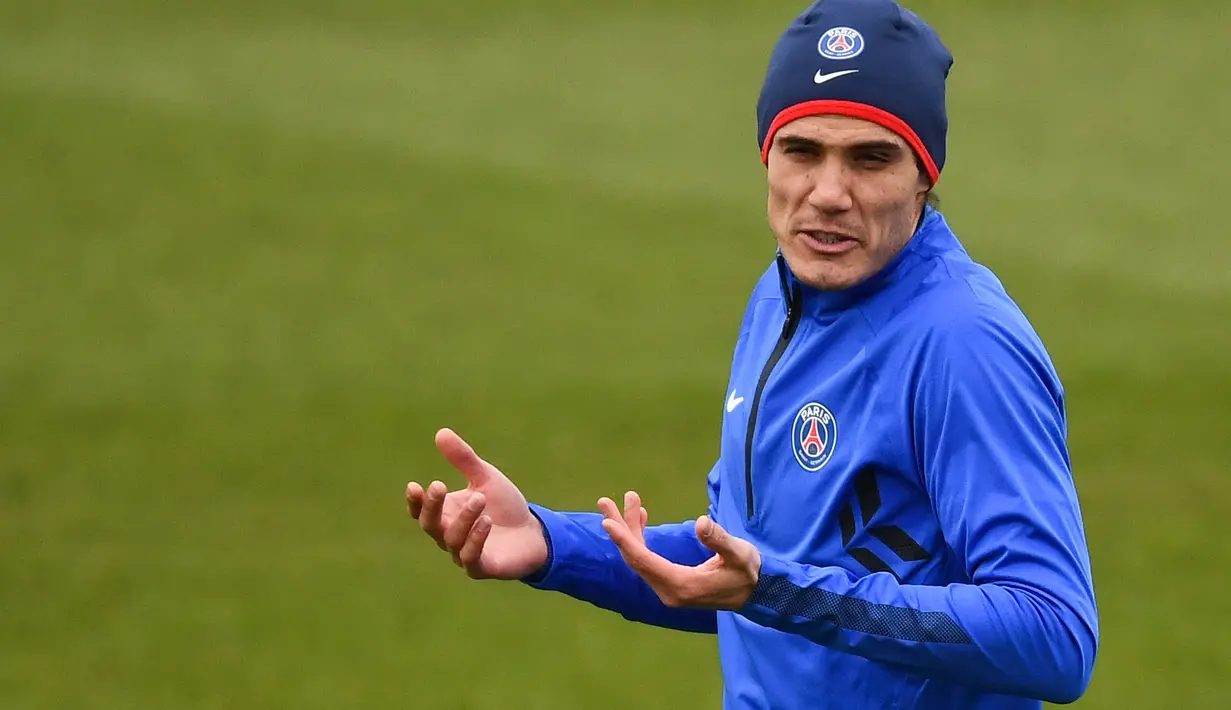 Gaya pemain PSG, Edinson Cavani saat mengikuti latihan jelang leg kedua Liga Champions melawan Real Madrid di Ooredoo training center, Saint-Germain-en-Laye,Paris, (5/3/2018). Leg pertama PSG kalah 1-3. (AFP/Franck Fife)