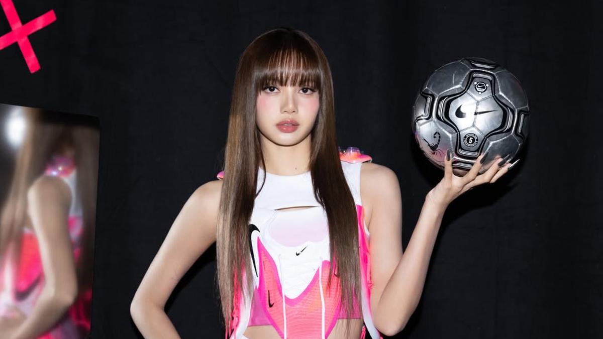 Gaun Unik Lisa BLACKPINK di Campaign Nike Rip the Script Curi Perhatian, Terbuat dari Sepatu Bola