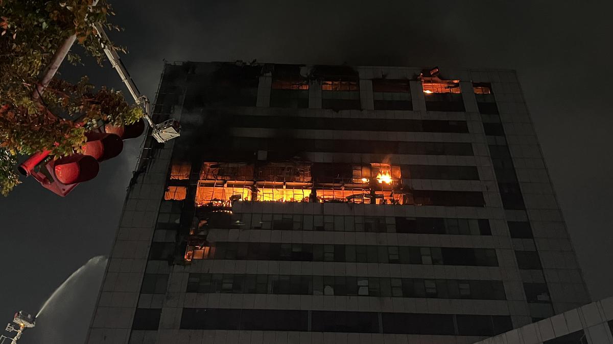 Warga Dengar Dua Kali Ledakan Sebelum Gedung Bapenda DKI Kebakaran