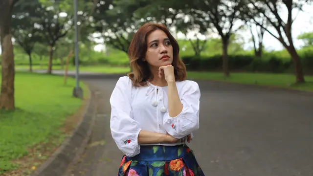 wanita februari berpikir