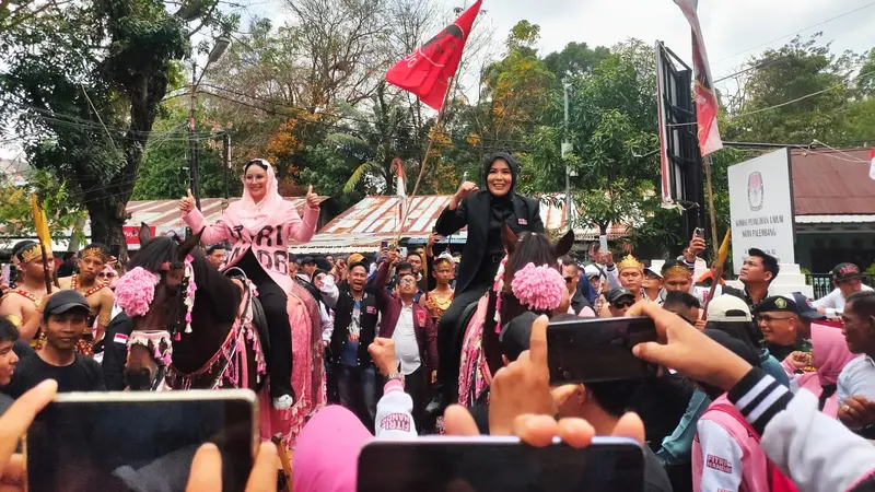 Usung Konsep 'Blackpink', Paslon Petahana Naik Kuda Daftar ke KPU Palembang