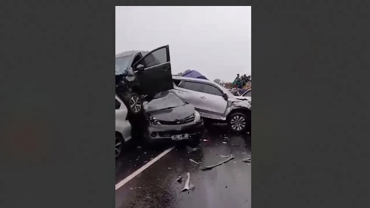 Kecelakaan terjadi melibatkan sebuah truk pengangkut kardus di KM 92 ruas Tol Cipularang arah Jakarta pada pukul 15.15 WIB, Senin (11/11/2024).
