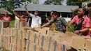 Polisi menunjukkan minuman keras (miras) saat pemusnahan di Polres Gorontalo, Gorontalo, Jumat (4/1). Miras yang dimusnahkan antara lain 110 plastik cap tikus, 9.600 botol bir Casanova dan 1.495 liter cap tikus. (Liputan6.com/Arfandi Ibrahim)