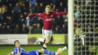 Pemain Manchester United (MU), Rasmus Hojlund, melepaskan tendangan ke gawang Wigan Athletic saat bertanding di Piala FA, Selasa (9/1/2024) dini hari WIB di DW Stadium.&nbsp;(AP Photo/Jon Super)