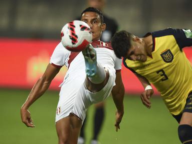 Ekuador belum memastikan tiket lolos langsung ke putaran final Piala Dunia 2022 Qatar usai ditahan imbang 1-1 tuan rumah Peru, Rabu (2/2/2022) pagi WIB. Selain Ekuador, Peru pun masih berpeluang lolos bersama Uruguay. Ketiganya menempati posisi 3 hingga 5. (AFP/Ernesto Benavides)
