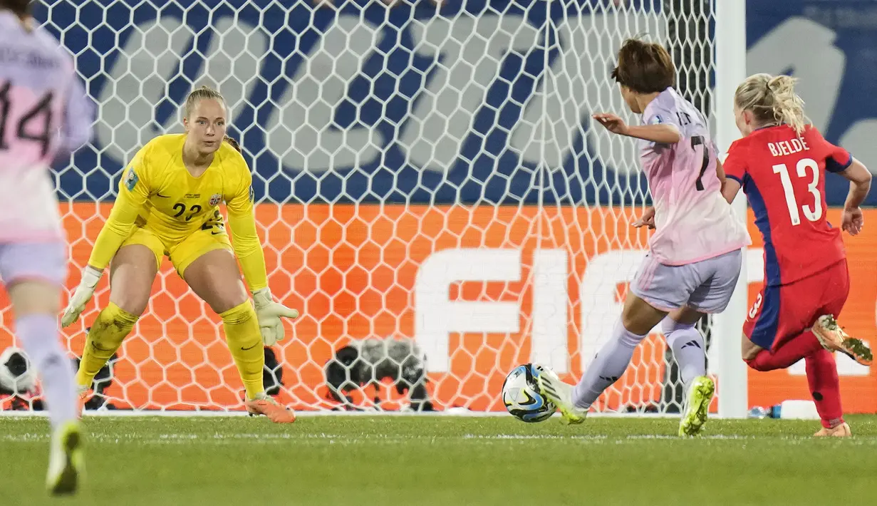 Pemain Jepang, Hinata Miyazawa (tengah) mencetak gol ketiga timnya dibayangi pemain Norwegia, Thea Bjelde pada laga 16 besar Piala Dunia Wanita 2023 di Wellington Regional Stadium, Wellington, Selandia Baru, Sabtu (05/08/2023). (AP Photo/Alessandra Tarantino)