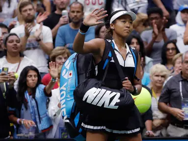 Petenis Jepang, Naomi Osaka melambaikan tangan ke arah penonton setelah kalah dari petenis Swiss, Belinda Bencic pada babak keempat turnamen AS Terbuka 2019 di Arthur Ashe Stadium, Senin (2/9/2019). Naomi Osaka tumbang dua set langsung, 5-7 dan 4-6, dalam tempo 87 menit. (AP/Frank Franklin II)