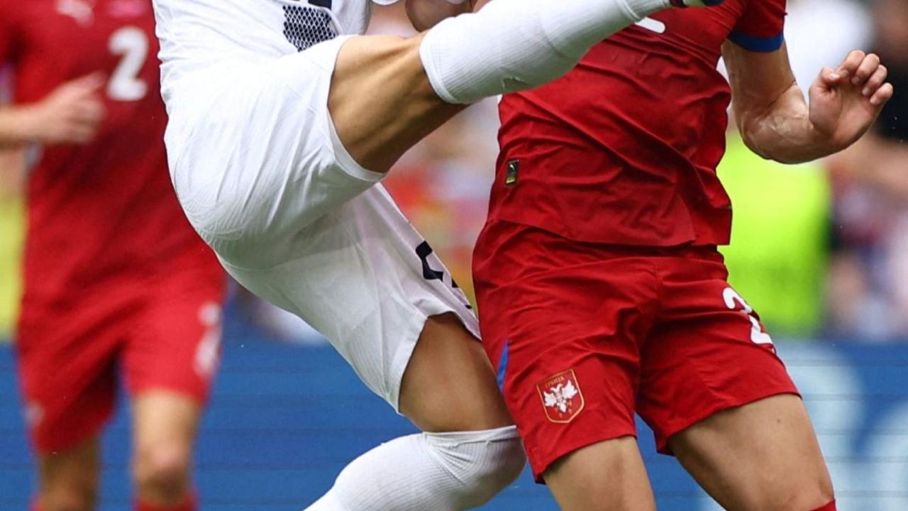 Pertandingan Slovenia vs Serbia ini berlangsung sengit. Sejak menit awal, kedua tim langsung tampil menyerang untuk mencuri gol cepat.&nbsp;Foto: REUTERS