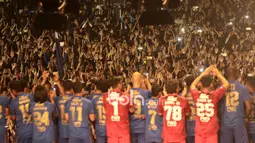 Ribuan Bobotoh menyambut Mihael Essien dkk saat perkenalan tim Persib Bandung di Stadion Siliwangi, Bandung, Minggu (2/4/2017). Peluncuran tim ini menandai kesiapan Persib menghadapi Liga 1 Indonesia. (Bola.com/Nicklas Hanoatubun)