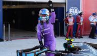 Pembalap Mercedes asal Italia, Kimi Antonelli, bereaksi setelah sesi kualifikasi untuk balapan mobil F1 GP Miami, Sabtu, 2 Mei 2026, di Miami Gardens, Florida. (Foto AP/Rebecca Blackwell)