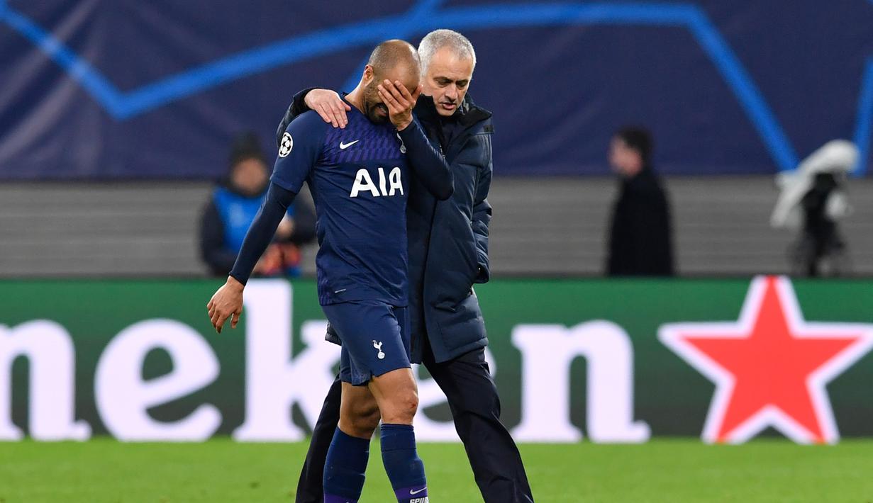 Pelatih, Tottenham, Jose Mourinho, menenangkan pemainnnya, Lucas Moura, ketika Tottenham kalah oleh RB Leipzig pada pertandingan Liga Champions di kandang Leipzig 10/3/2020. (AFP/John Macdougall)