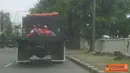 Anak-anak Sekolah Dasar (SD) naik mobil truk terbuka di Jalan Bekasi Timur, tepatnya depan penjara Cipinang. (Pengirim : Untung)