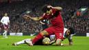 Pada menit ke-67 Mohamed Salah dilanggar Tyrone Mings di dalam kotak penalti. Wasit Stuart Attwell pun langsung menunjuk titik putih untuk menghadiahi Liverpool tendangan penalti. (PA via AP/Nick Potts)