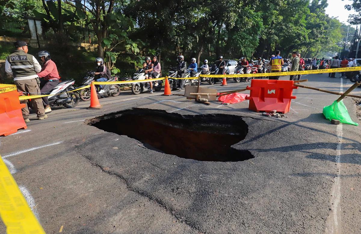 FOTO: Jalan Amblas Lenteng Agung Picu Kemacetan Lalu Lintas