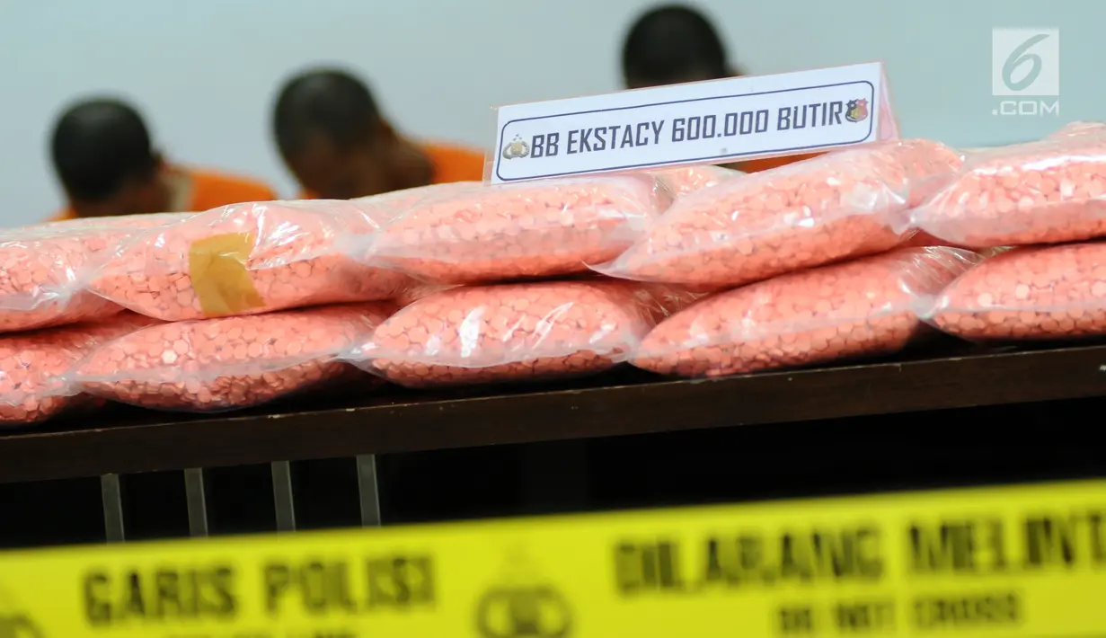 Tumpukan pil ekstasi diperlihatkan Dirtidpid Narkotika Bareskrim Polri saat rilis di Jakarta, Kamis (23/11). Dirtidpid Narkotika Bareskrim Polri menggagalkan penyelundupan 600 ribu butir ekstasi dari Belanda ke Jakarta. (Liputan6.com/Helmi Fithriansyah)
