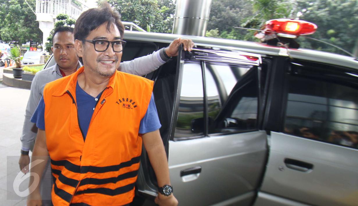 Andi Zulkarnaen Mallarangeng alias Choel Mallarangeng berjalan memasuki Gedung KPK, Jakarta, Selasa (14/2). Tersangka kasus dugaan korupsi proyek Hambalang itu menjalani pemeriksaan perdana setelah resmi menjadi tahanan KPK. (Liputan6.com/Helmi Afandi)