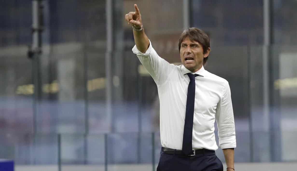 Pelatih Inter Milan, Antonio Conte, memberikan arahan kepada anak asuhnya saat melawan Torino pada laga Serie A di Stadion Giuseppe Meazza, Senin (13/7/2020). Inter Milan menang 3-1 atas Torino. (AP Photo/Luca Bruno)
