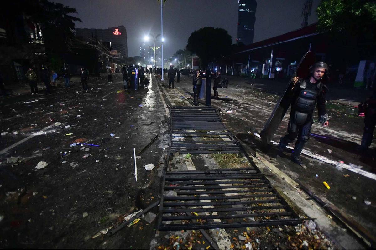 FOTO: Rusuh Pelajar dan Brimob di Pejompongan Hingga Malam Hari (ukuran kecil)