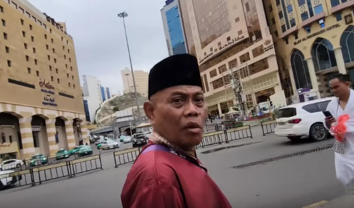 Sembari menuju ke hotel, keduanya pun mengobrol. Di tengah-tengah obrolan, Abdul Jalil menceritakan bahwa Ia adalah pensiunan TNI AU. <br>