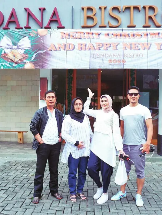 Ribuan likes dan banjir pujian di laman komentarnya. Apalagi sebelumnya, sang istri juga mengakhiri kegiatannya sebagai pembawa acara setelah delapan tahun dibawakan. (Instagram/ariekuntung)