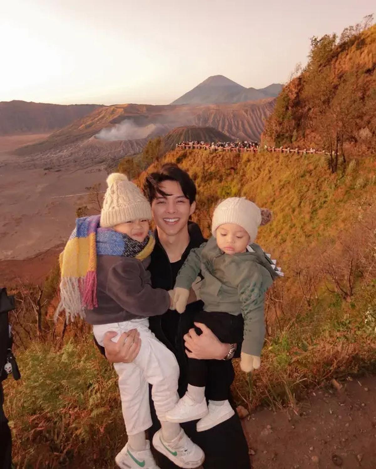 7 Potret Dinda Hauw dan Rey Mbayang Liburan di Bromo, Pakai Campervan