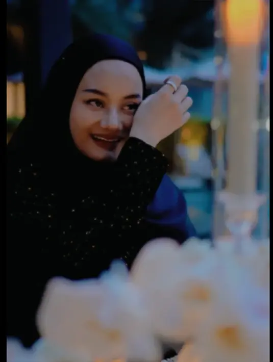 Dinda dibuat terharu dengan kejutan dari sang suami tercinta. Mengusap air matanya yang meleleh membasahi pipi. Bahkan, menurut Dinda, tiga tahun menikah dan telah dikaruniai dua anak, keduanya bak seperti ABG. [Instagram/rey_mbayang]