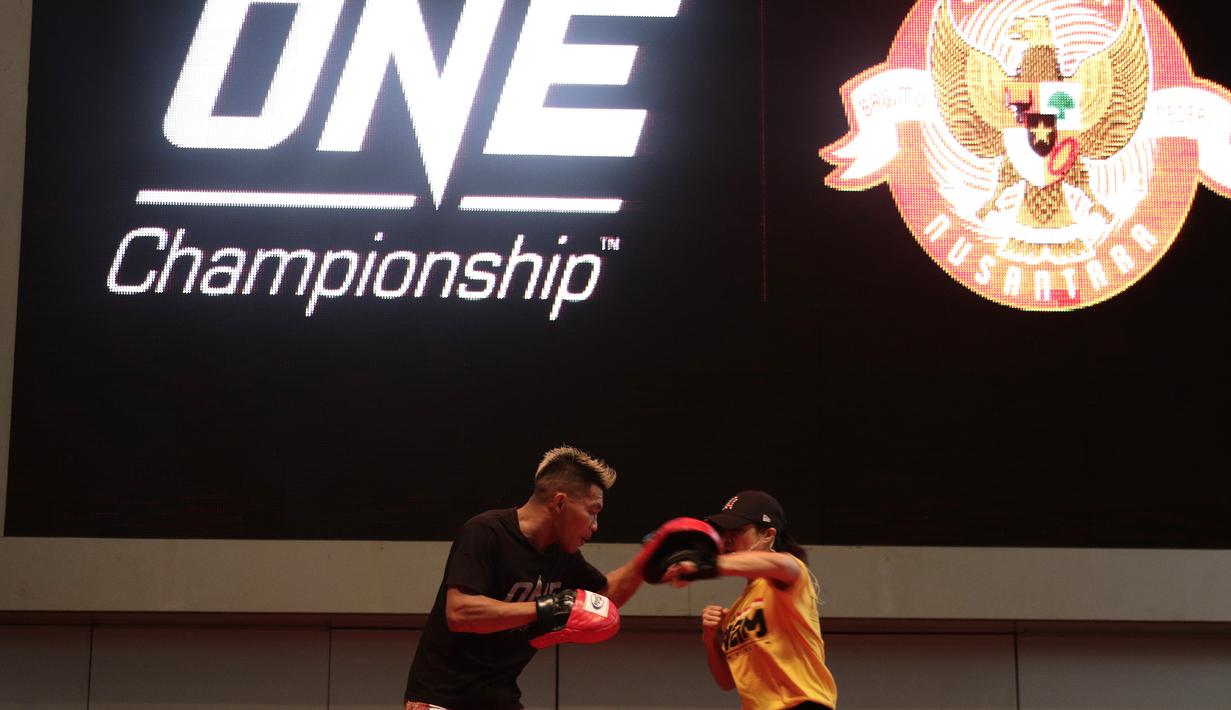 Petarung One Championship, Adrian Mattheis, saat acara meet and greets ONE Championship dan Timnas Indonesia di Gandaria City Mall, Jakarta, Sabtu (25/1). ONE Championship dan PSSI bersinergi untuk pengembangan atlet di Tanah Air. (Bola.com/Yoppy Renato)