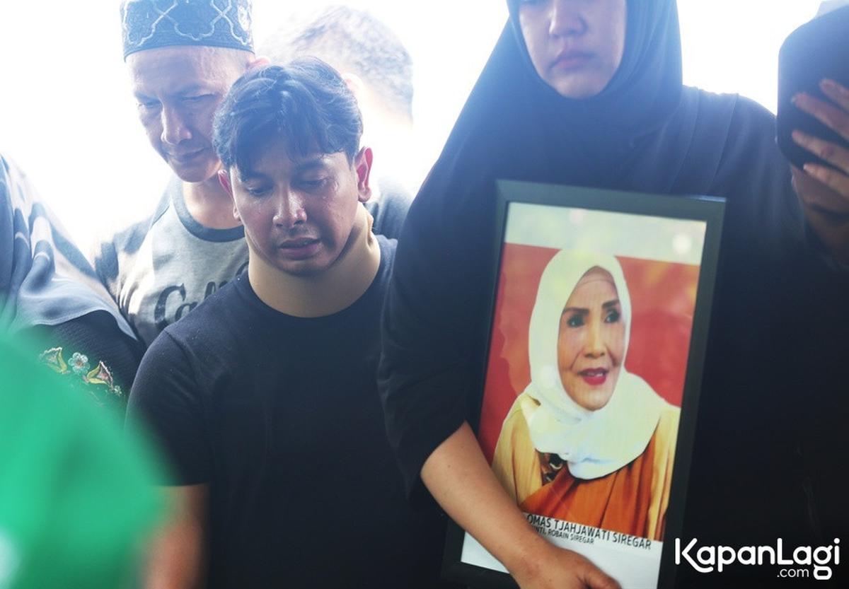 10 Potret Sonny Septian di Pemakaman Sang Bunda, Tak Kuasa Bendung Air Mata - Ikut Turun ke Liang Lahat Meski Masih Pakai Penyangga Leher