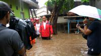 Anies Baswedan tinjau banjir di Cipinang Melayu. (Liputan6.com/Khairur Rasyid)