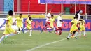 Ratusan Anak-anak SSB kota Padang berlari menyerang ke gawang Legenda Timnas Indonesia pada ajang Irman gusman Cup 2016 diStadion Agus Salim, Padang, Minggu (13/3/2016). (Bola.com/Nicklas Hanoatubun)