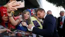 Jeremy Renner yang memainkan peran Hawk berswafoto dengan penggemar setibanya pada world premiere film Avengers: Endgame di Los Angeles, California, Selasa (23/4). Avengers: Endgame akan tayang mulai 26 April di Amerika dan 24 April besok di Indonesia. (REUTERS/Mario Anzuoni)