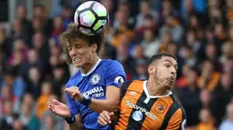 Bek Chelsea, David Luiz, duel udara dengan bek Hull, Jake Levermore. Meski berstatus sebagai tamu, Chelsea lebih menguasai jalannya laga dengan penguasaan bola mencapai 57 persen. (Reuters/Scott Heppell)