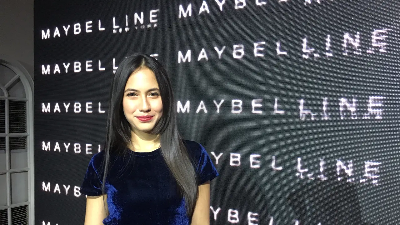 Selebritas Pevita Pearce dan Velove Vexia memiliki makeup favorit masing-masing. Yuk, sontek gayanya.